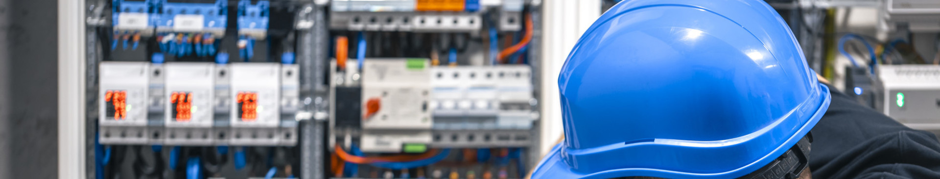 dogodki/male-electrician-works-switchboard-with-electrical-connecting-cable